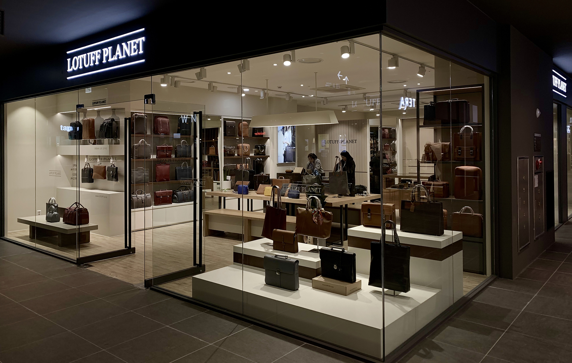 LOTUFF offline retail store experience